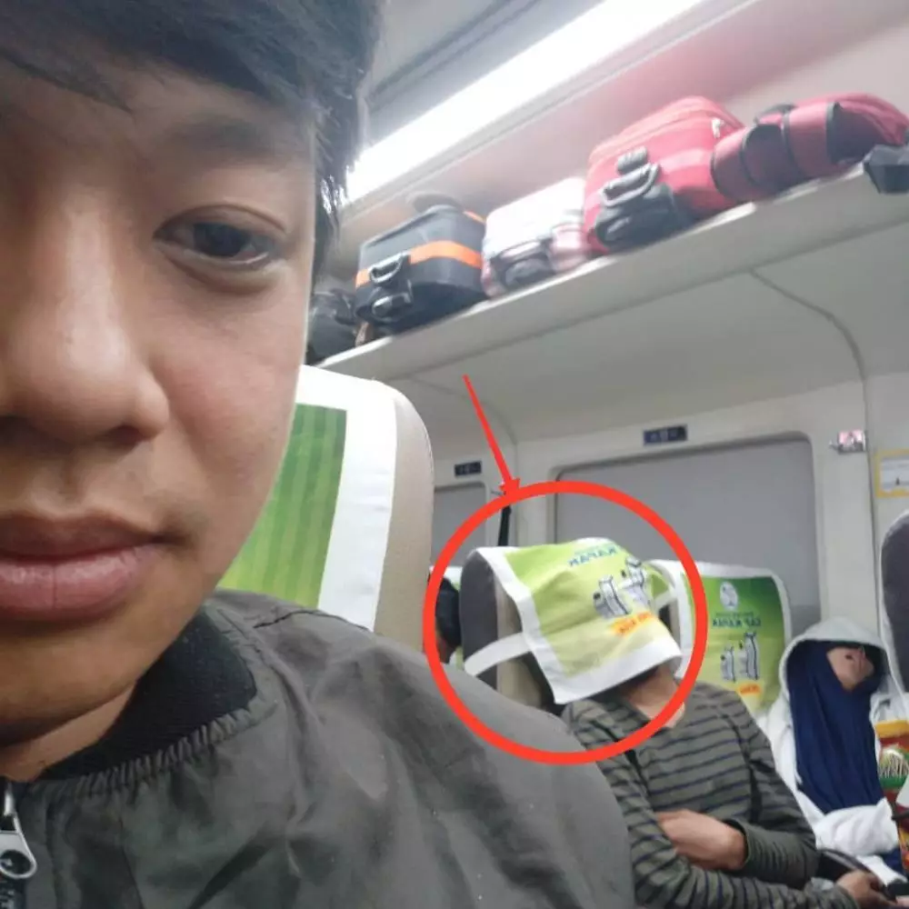 polah orang di kendaraan umum lucu-lucu © 2021 berbagai sumber polah orang di kendaraan umum lucu-lucu © 2021 berbagai sumber