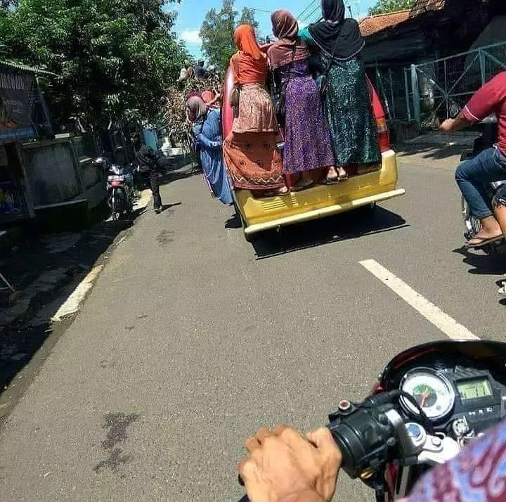 polah orang di kendaraan umum lucu-lucu © 2021 berbagai sumber polah orang di kendaraan umum lucu-lucu © 2021 berbagai sumber