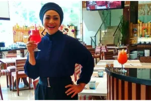 Bobot turun 90 kg, 10 minuman ini dikonsumsi Dewi Hughes saat diet