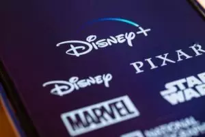 Cara menggunakan SharePlay di Disney+, bareng teman streaming film