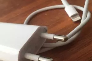 7 Cara mengetahui ciri charger original iPhone, bobot asli lebih berat