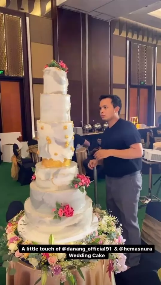 Momen Danang DA dan Hemas Nura potong kue © berbagai sumber