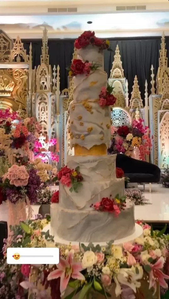 Momen Danang DA dan Hemas Nura potong kue © berbagai sumber