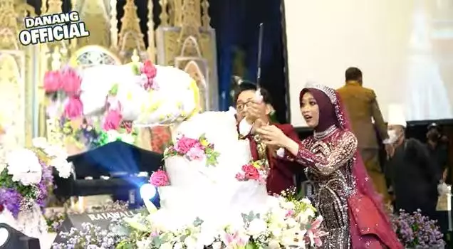 Momen Danang DA dan Hemas Nura potong kue © berbagai sumber