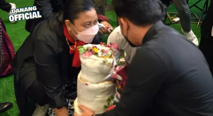 Momen Danang DA dan Hemas Nura potong kue © berbagai sumber
