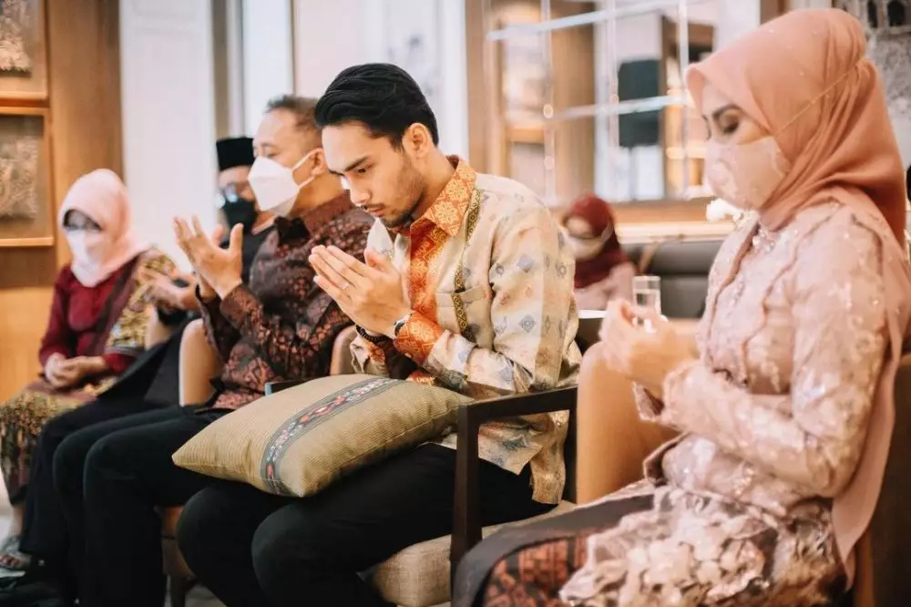 momen lamaran Achmad Megantara © Instagram