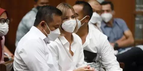 gaji sopir Nia Ramadhani © KapanLagi.com