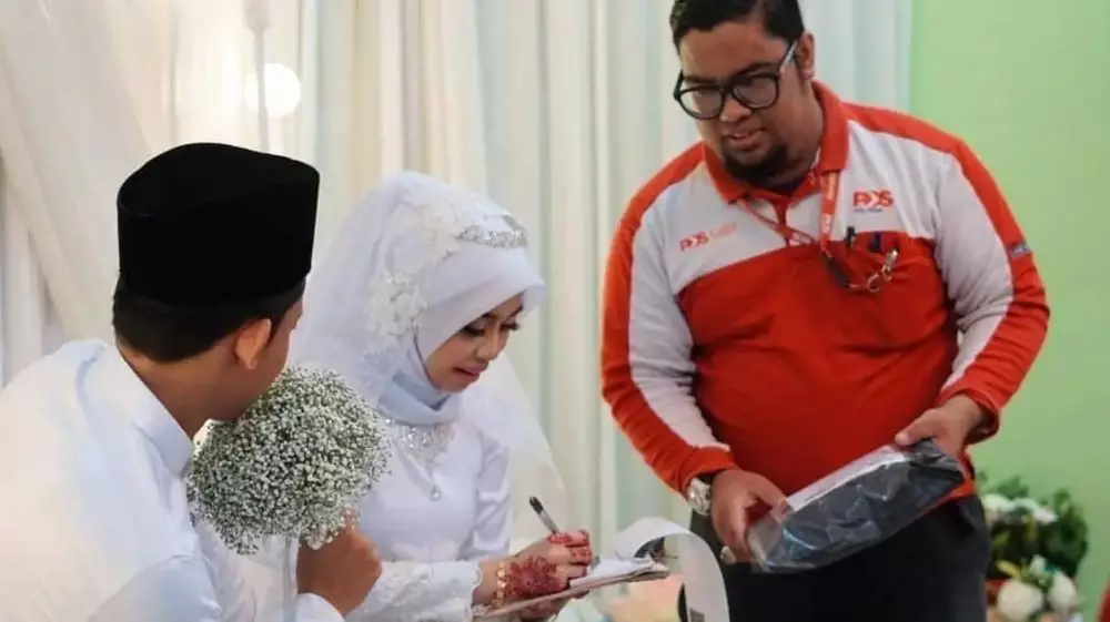 momen lucu kurir datang waktunya nggak pas © 2021 twitter.com