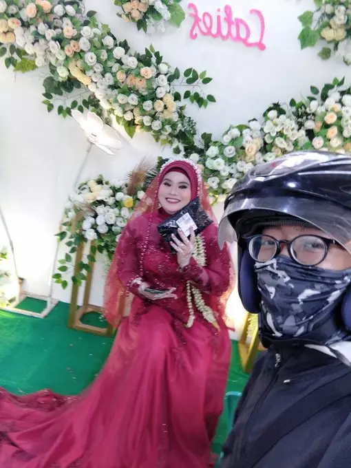 momen lucu kurir datang waktunya nggak pas © 2021 twitter.com