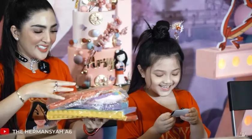 Momen Arsy buka kado ulang tahun © YouTube