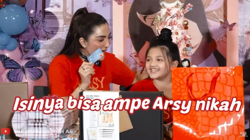 Momen Arsy buka kado ulang tahun © YouTube
