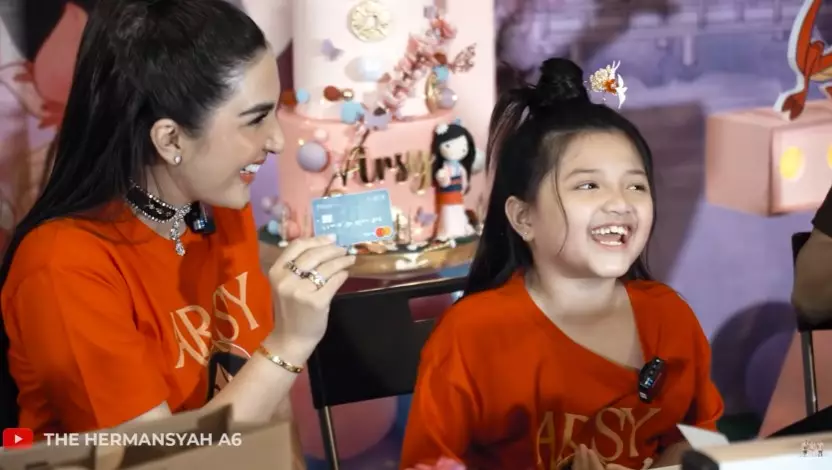 Momen Arsy buka kado ulang tahun © YouTube