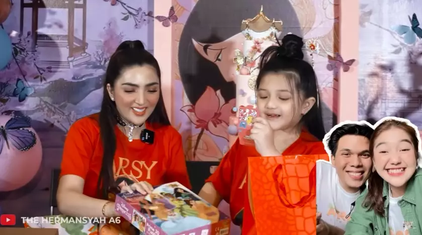 Momen Arsy buka kado ulang tahun © YouTube