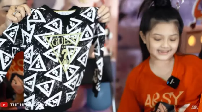 Momen Arsy buka kado ulang tahun © YouTube