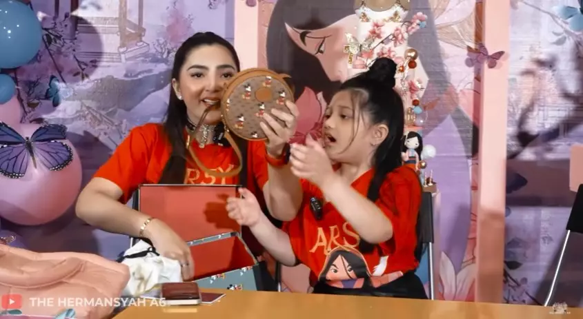 Momen Arsy buka kado ulang tahun © YouTube