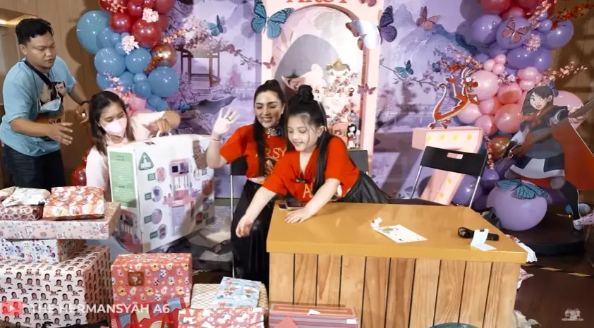 Momen Arsy buka kado ulang tahun © YouTube