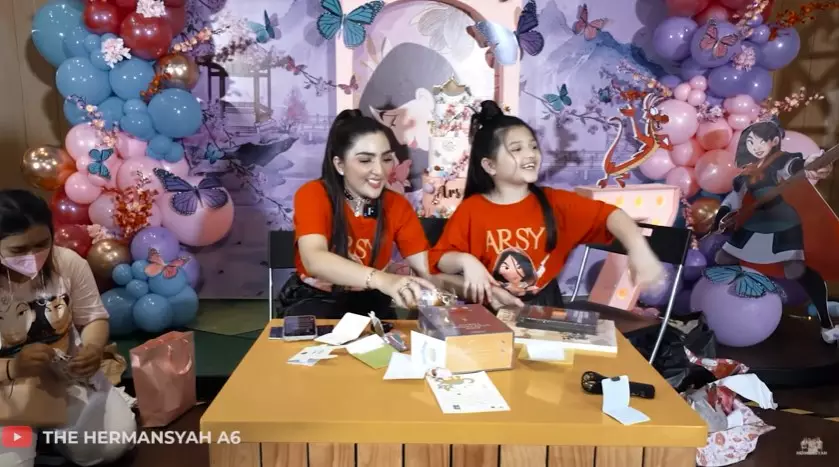 Momen Arsy buka kado ulang tahun © YouTube