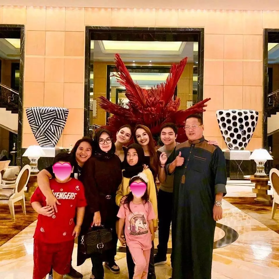 Potret kenangan Laura Anna bareng keluarga Instagram