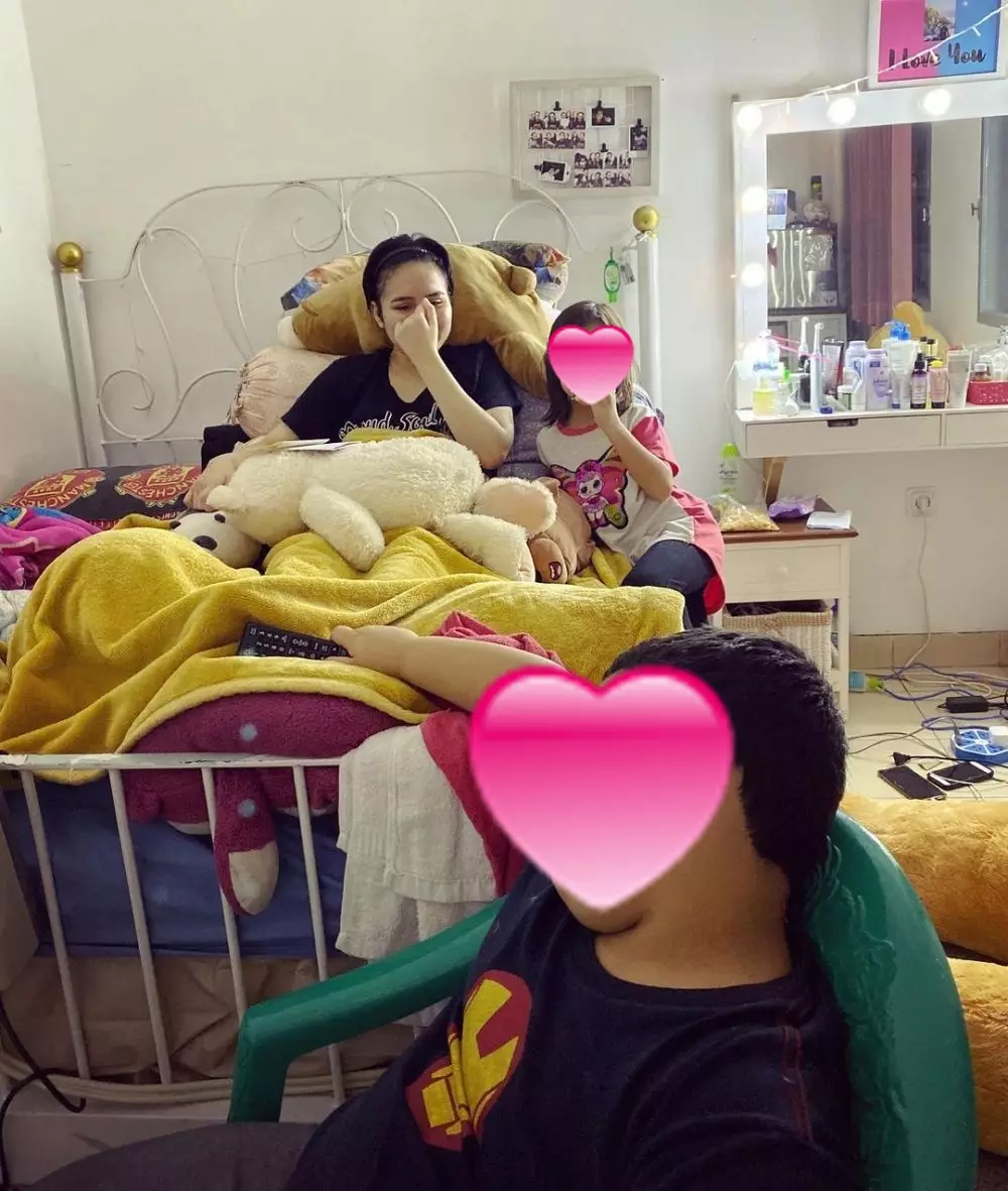 Potret kenangan Laura Anna bareng keluarga Instagram
