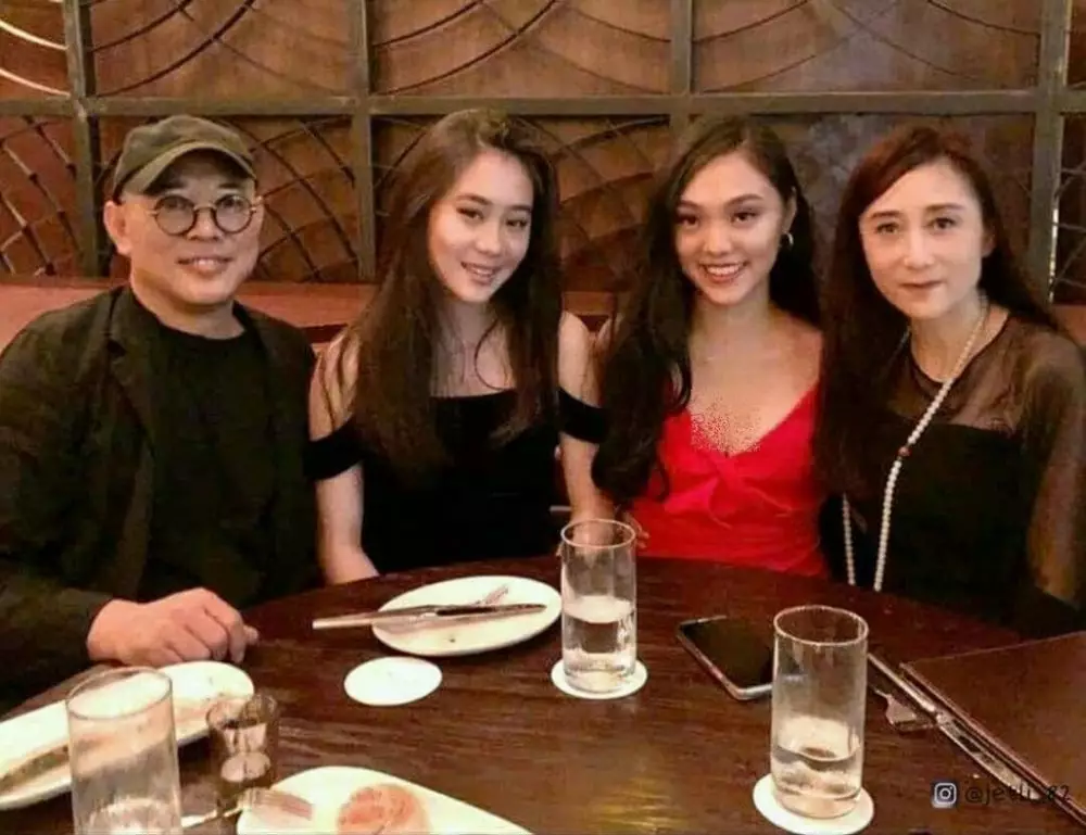 kebersamaan raja film Mandarin dan pasangan © berbagai sumber kebersamaan raja film Mandarin dan pasangan © berbagai sumber