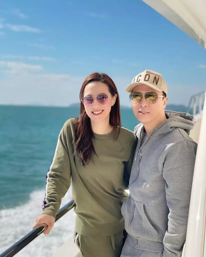 kebersamaan raja film Mandarin dan pasangan © berbagai sumber kebersamaan raja film Mandarin dan pasangan © berbagai sumber