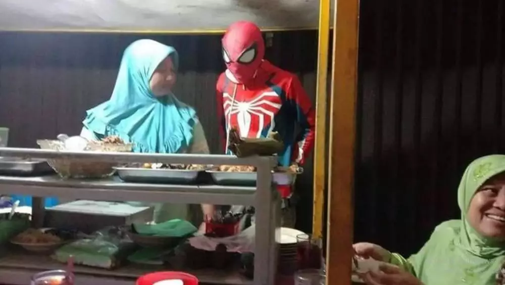 orang pakai kostum spiderman © 2021 berbagai sumber