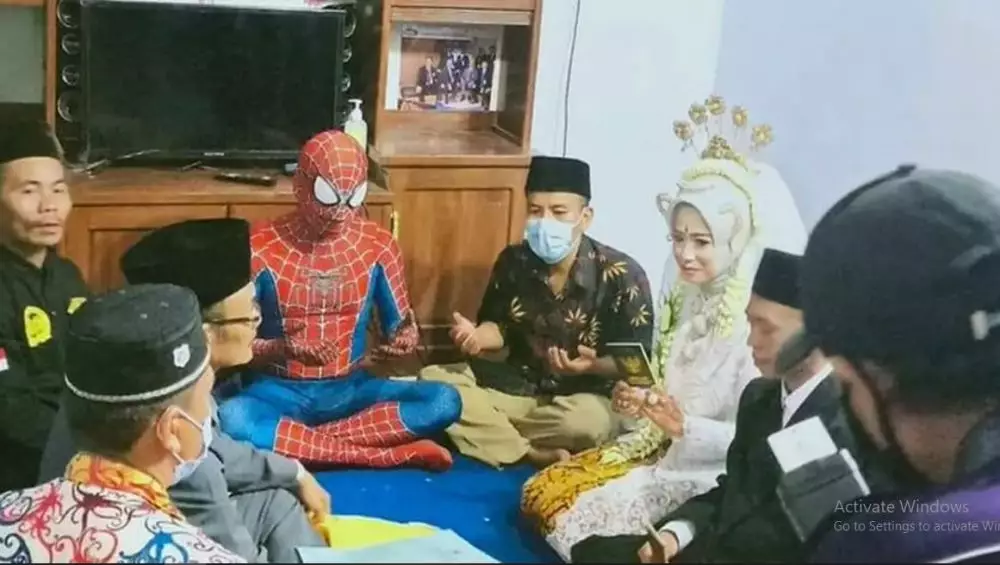 orang pakai kostum spiderman © 2021 berbagai sumber
