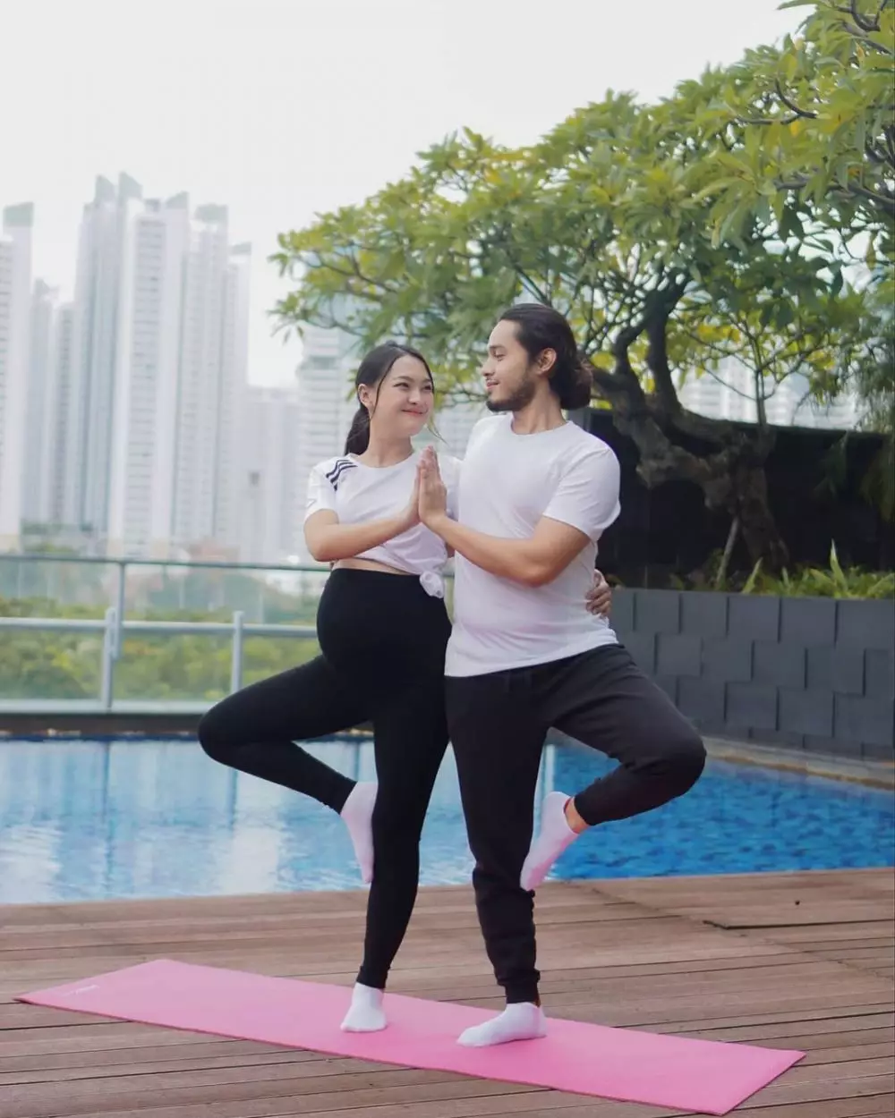prenatal yoga bareng pasangan  © 2021 berbagai sumber prenatal yoga bareng pasangan  © 2021 berbagai sumber