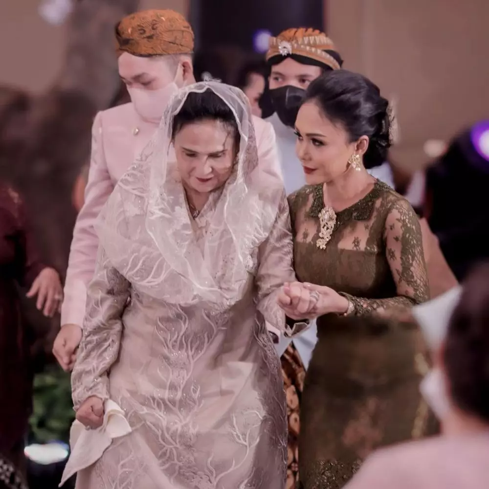 gaya yuni shara di acara 7 bulanan © instagram