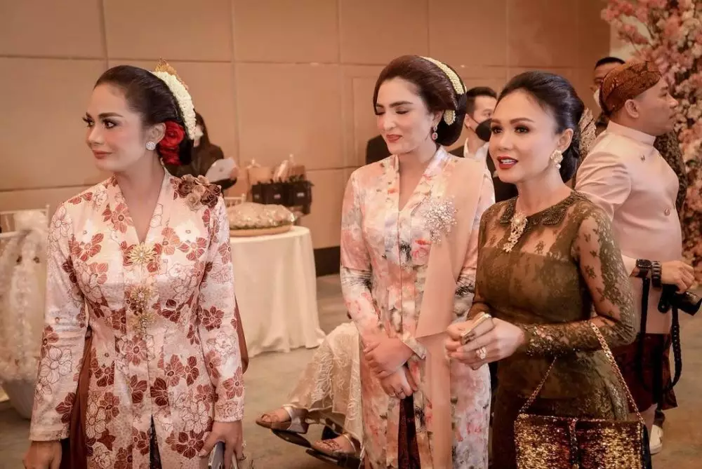 gaya yuni shara di acara 7 bulanan © instagram