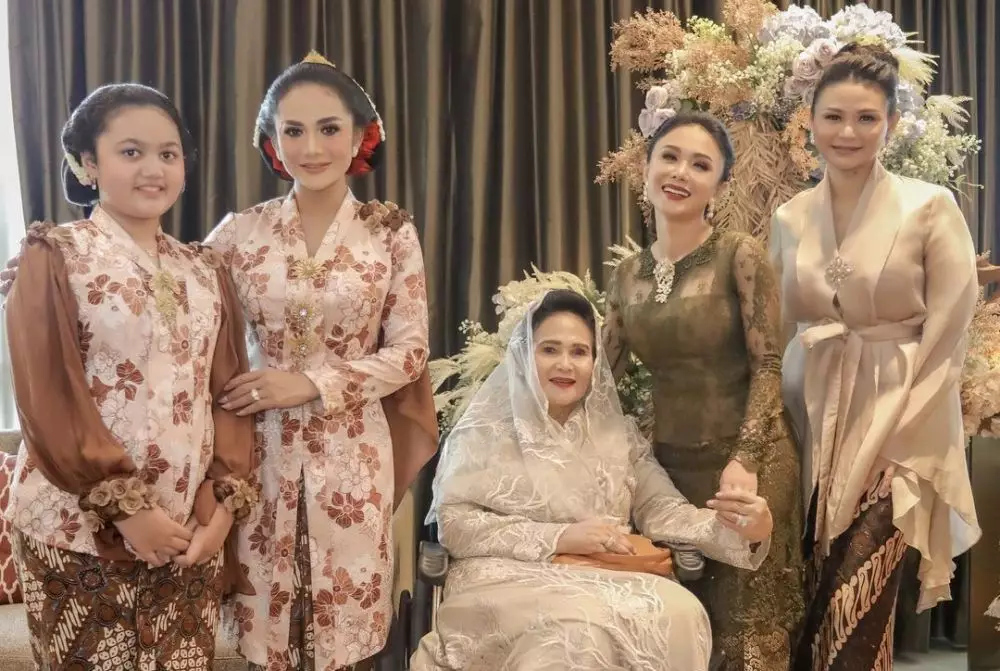 gaya yuni shara di acara 7 bulanan © instagram