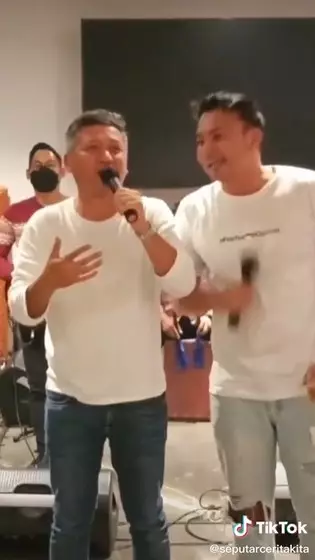 Momen Gading dan Wijin nyanyi bareng © 2021 TikTok Momen Gading dan Wijin nyanyi bareng © 2021 TikTok