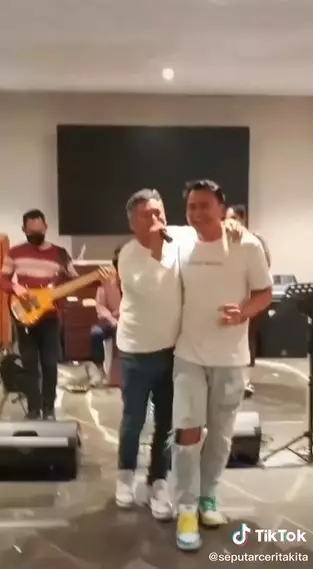 Momen Gading dan Wijin nyanyi bareng © 2021 TikTok Momen Gading dan Wijin nyanyi bareng © 2021 TikTok