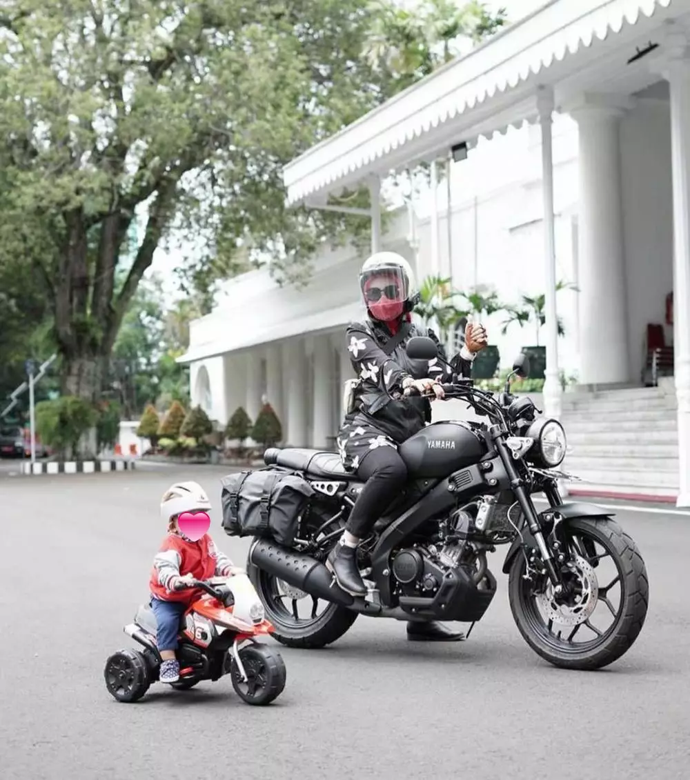 Aksi Atalia Praratya naik motor gede © Instagram Aksi Atalia Praratya naik motor gede © Instagram