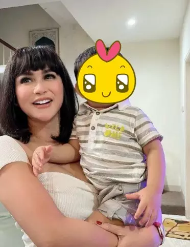 Potret transformasi Bebizie jadi Vanessa Angel © 2021 Instagram Potret transformasi Bebizie jadi Vanessa Angel © 2021 Instagram