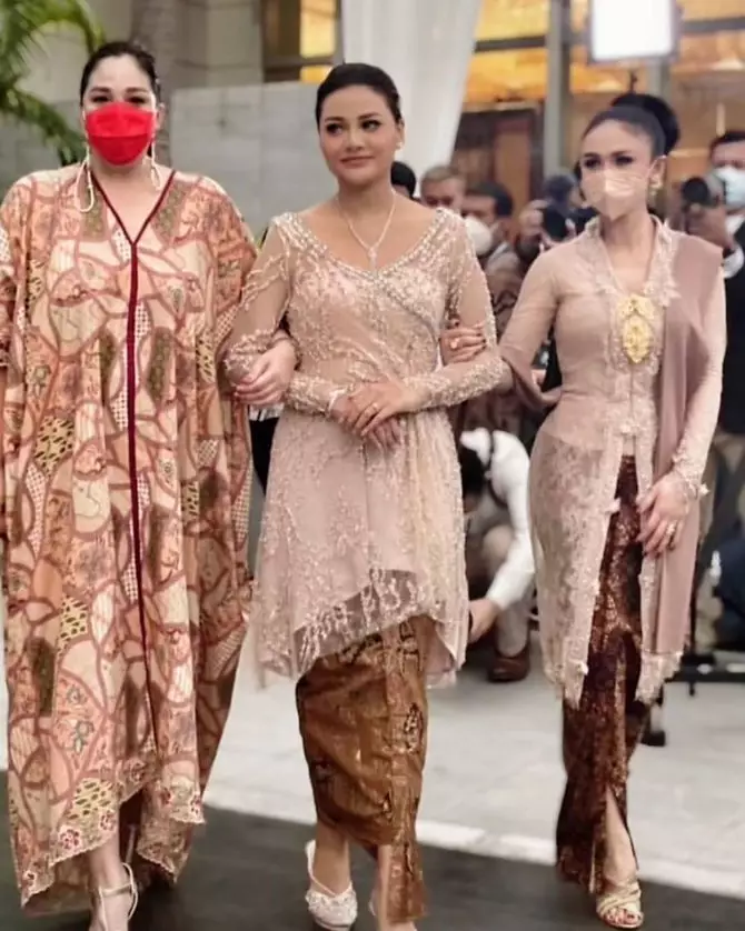 Penampilan Yuni Shara di berbagai acara siraman keluarga Berbagai sumber  Penampilan Yuni Shara di berbagai acara siraman keluarga Berbagai sumber