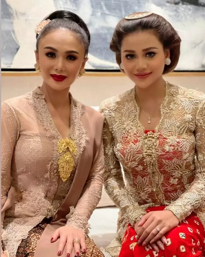 Penampilan Yuni Shara di berbagai acara siraman keluarga Berbagai sumber  Penampilan Yuni Shara di berbagai acara siraman keluarga Berbagai sumber