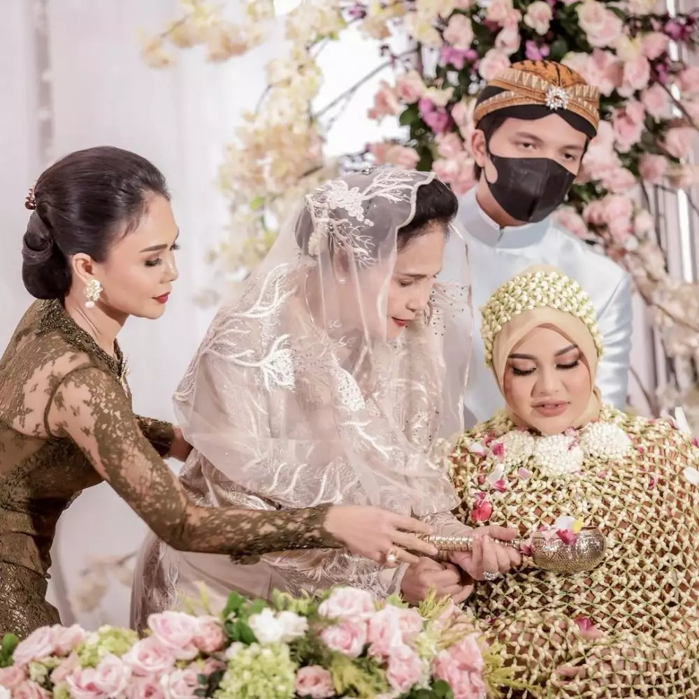 Penampilan Yuni Shara di berbagai acara siraman keluarga Berbagai sumber  Penampilan Yuni Shara di berbagai acara siraman keluarga Berbagai sumber