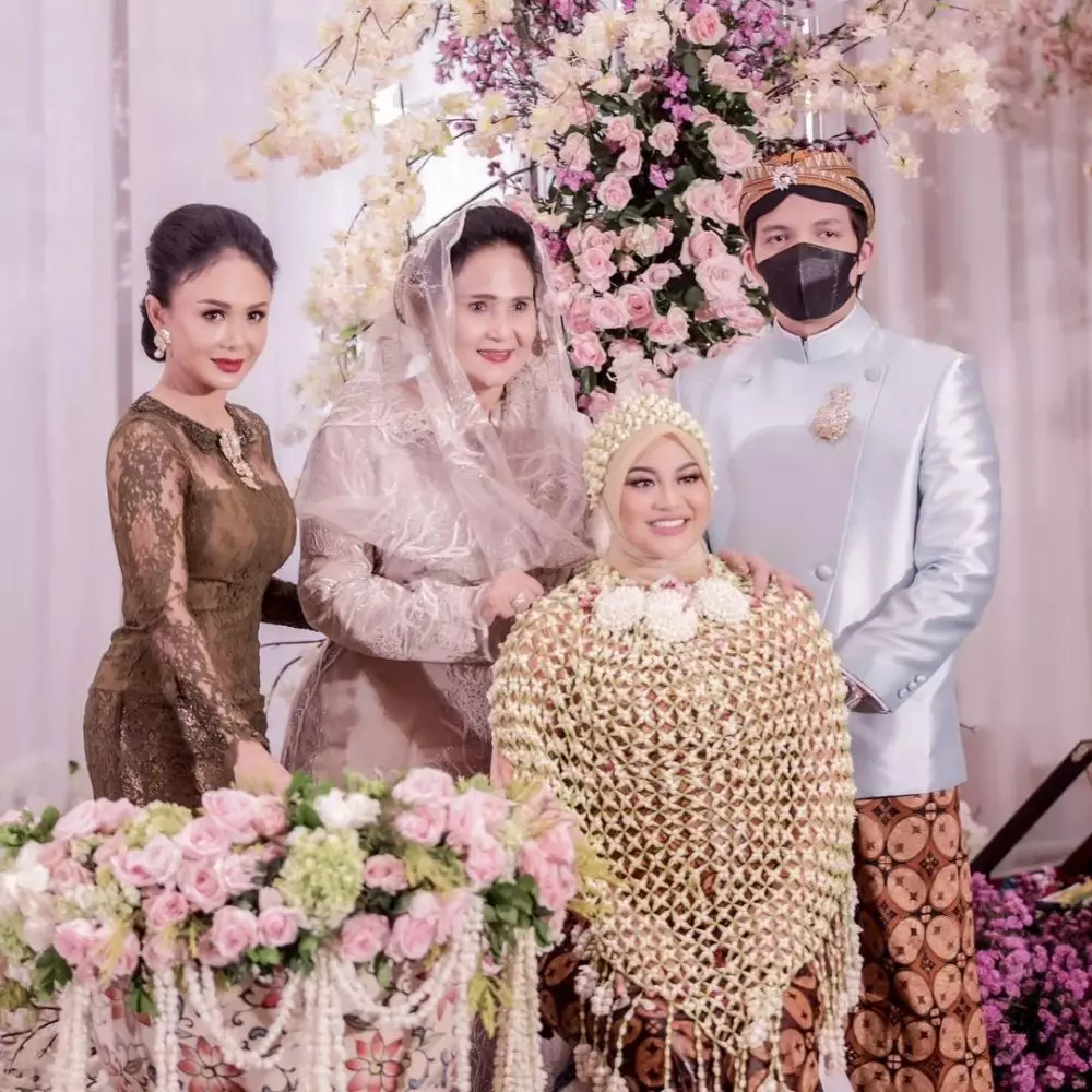 Penampilan Yuni Shara di berbagai acara siraman keluarga Berbagai sumber  Penampilan Yuni Shara di berbagai acara siraman keluarga Berbagai sumber