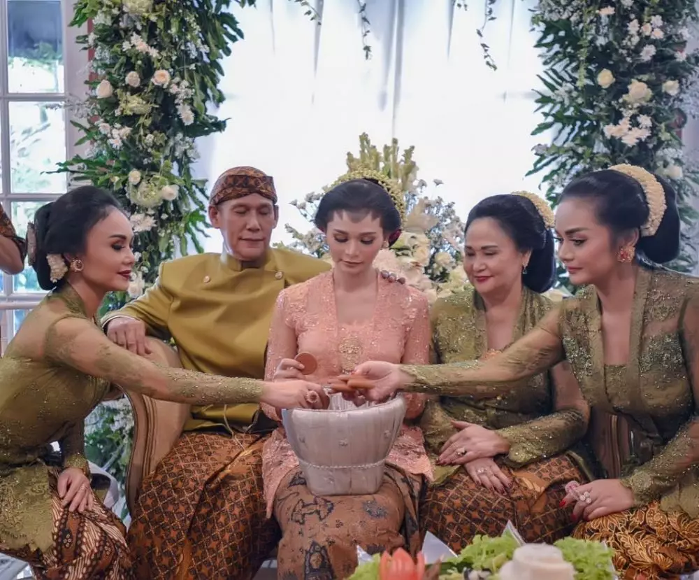 Penampilan Yuni Shara di berbagai acara siraman keluarga Berbagai sumber  Penampilan Yuni Shara di berbagai acara siraman keluarga Berbagai sumber