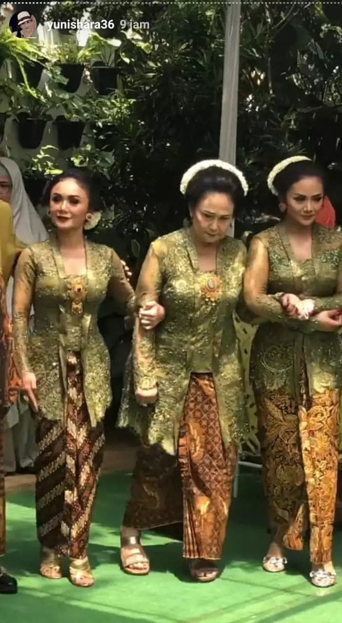 Penampilan Yuni Shara di berbagai acara siraman keluarga Berbagai sumber  Penampilan Yuni Shara di berbagai acara siraman keluarga Berbagai sumber