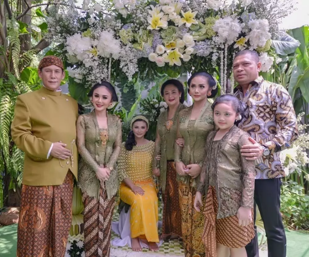 Penampilan Yuni Shara di berbagai acara siraman keluarga Berbagai sumber  Penampilan Yuni Shara di berbagai acara siraman keluarga Berbagai sumber