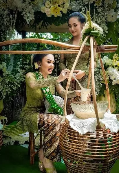 Penampilan Yuni Shara di berbagai acara siraman keluarga Berbagai sumber  Penampilan Yuni Shara di berbagai acara siraman keluarga Berbagai sumber