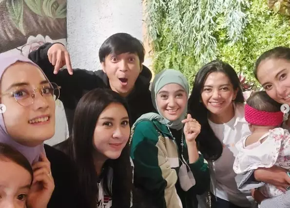 Potret reuni seleb Genta Buana Berbagai sumber 