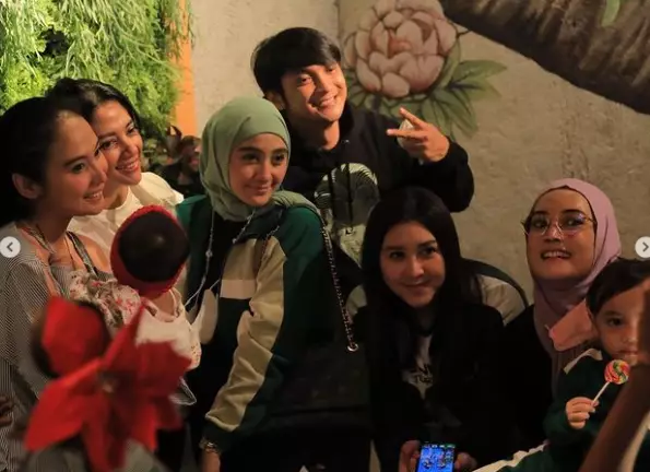 Potret reuni seleb Genta Buana Berbagai sumber 