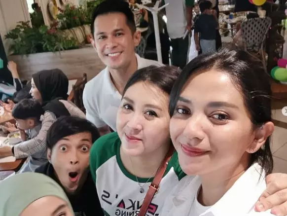 Potret reuni seleb Genta Buana Berbagai sumber 