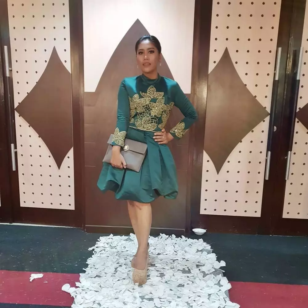 gaya oufit evi masamba hadiri kondangan © instagram