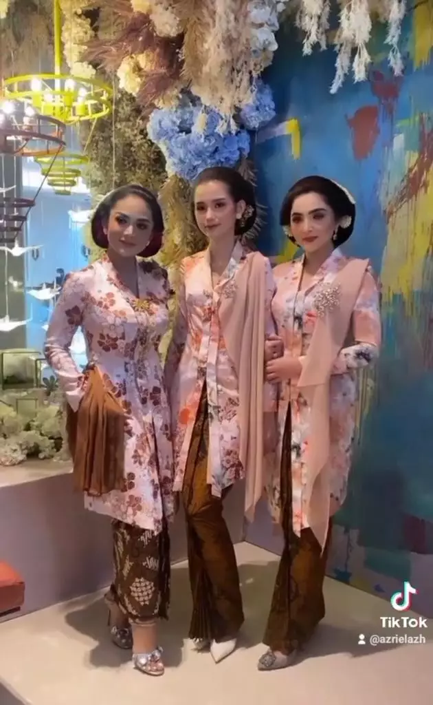 Potret Sarah di 7 bulanan Aurel Instagram