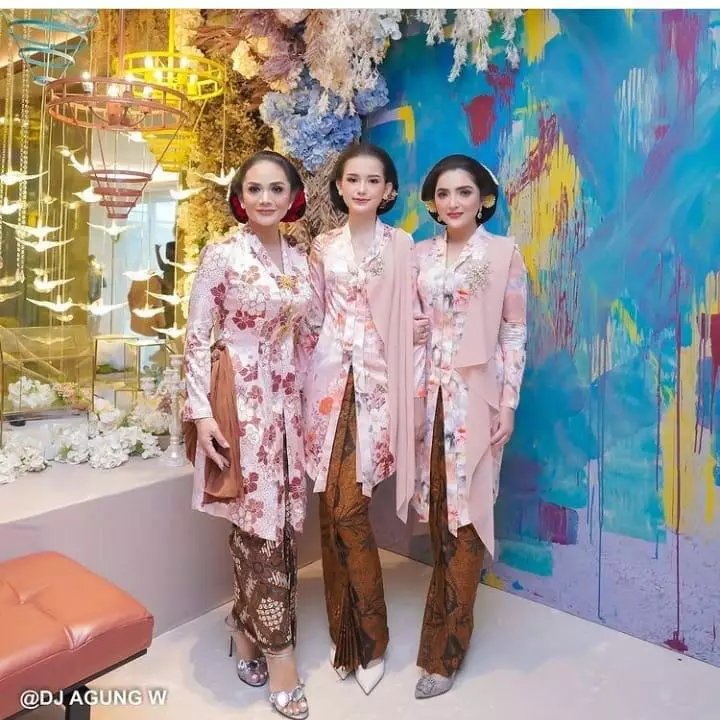 Potret Sarah di 7 bulanan Aurel Instagram