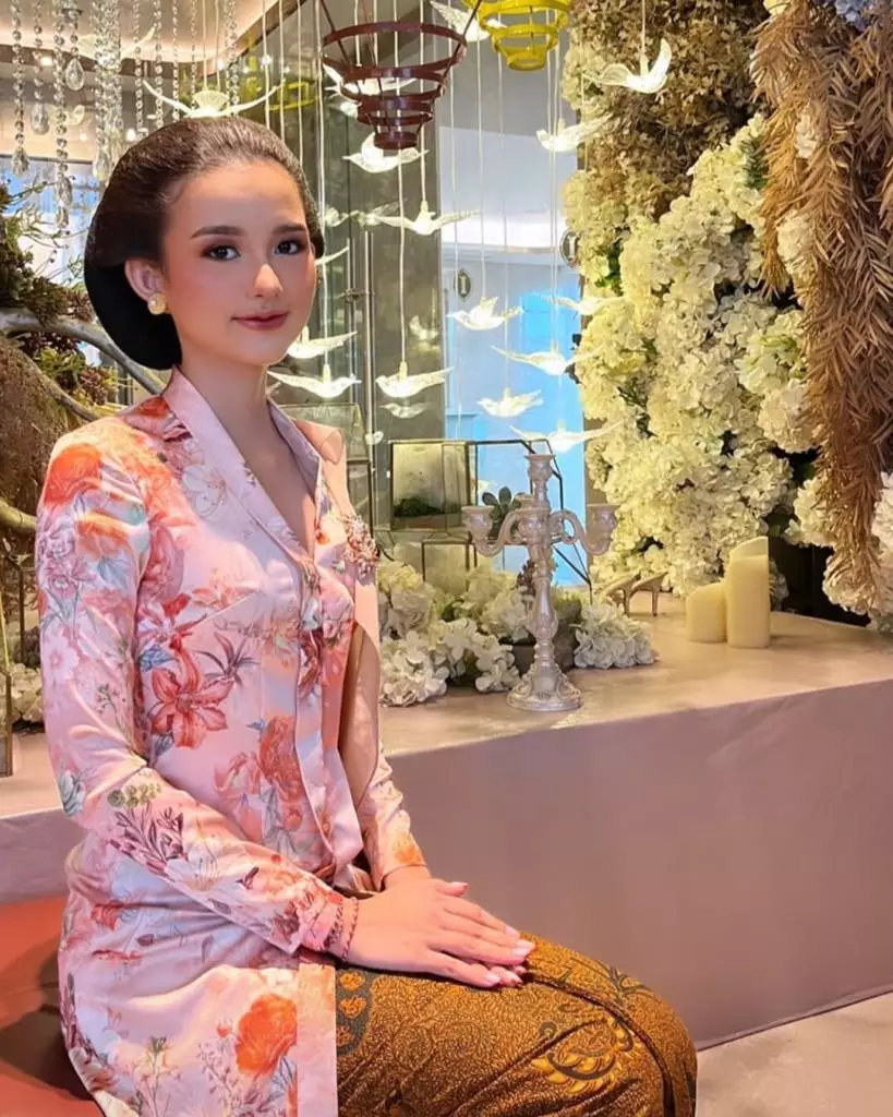 Potret Sarah di 7 bulanan Aurel Instagram